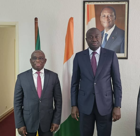 Le Professeur Joseph KAUDJHIS, Directeur Général du CAMPC, a eu l'honneur d'être reçu en audience ce jeudi 30 Octobre 2025 par S.E  Konan Bertin KOUADIO, Ambassadeur de Côte d'Ivoire au Gabon.